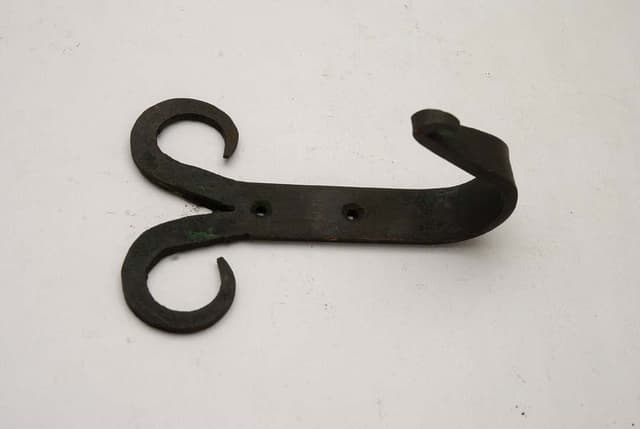 Image of an ironmongery product, a handle with decorative hook